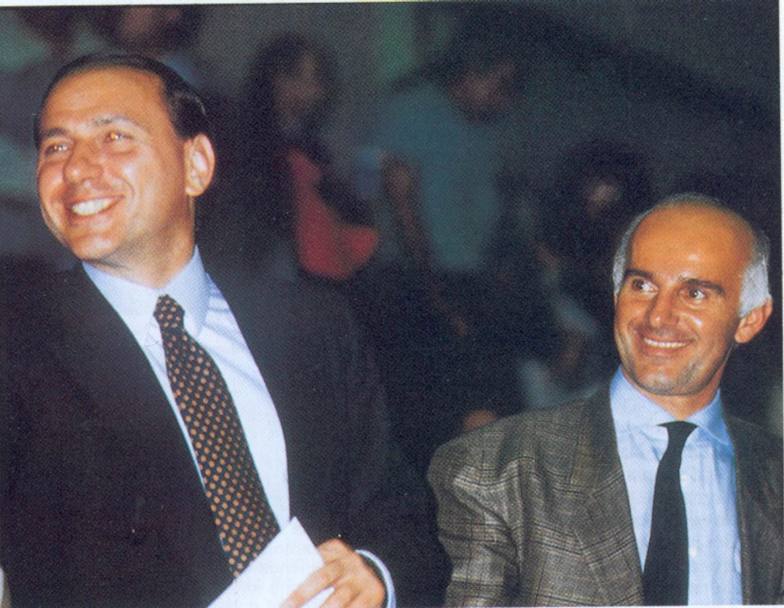 SIlvio Berlusconi sorride con Arrigo Sacchi. Nell&#39;87 il presidente affida la panchina all&#39;emergente tecnico in arrivo dal Parma: una scelta vincente